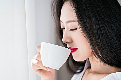 一个 上面一个摸下边,公共场所的隐形威胁：触碰背后的道德沦丧与安全危机-2