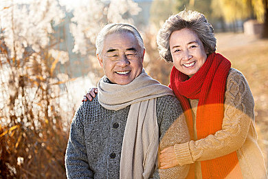 摸奶头打扑克,扑克新玩法 摸肩背增进友谊 年轻人乐在其中-4