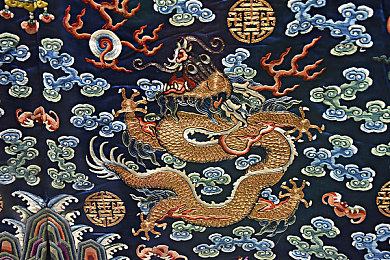 后开叉半身裙搭配衣服图｜游戏角色穿搭新潮流：后开叉半身裙搭配指南，展现个性魅力-3